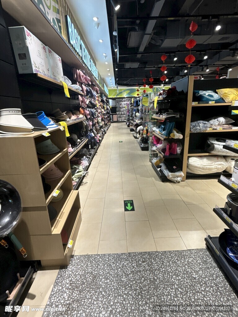 超市內(nèi)景展示貨架商品豐富