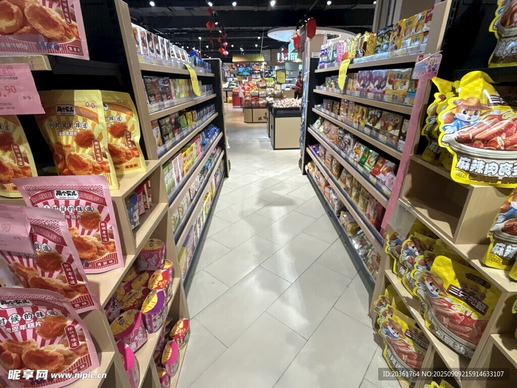 超市內(nèi)琳瑯滿目的零食貨架