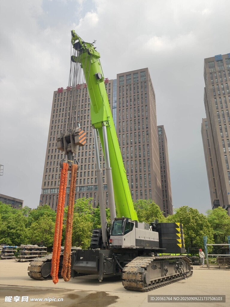 綠色起重機(jī)作業(yè)于城市中