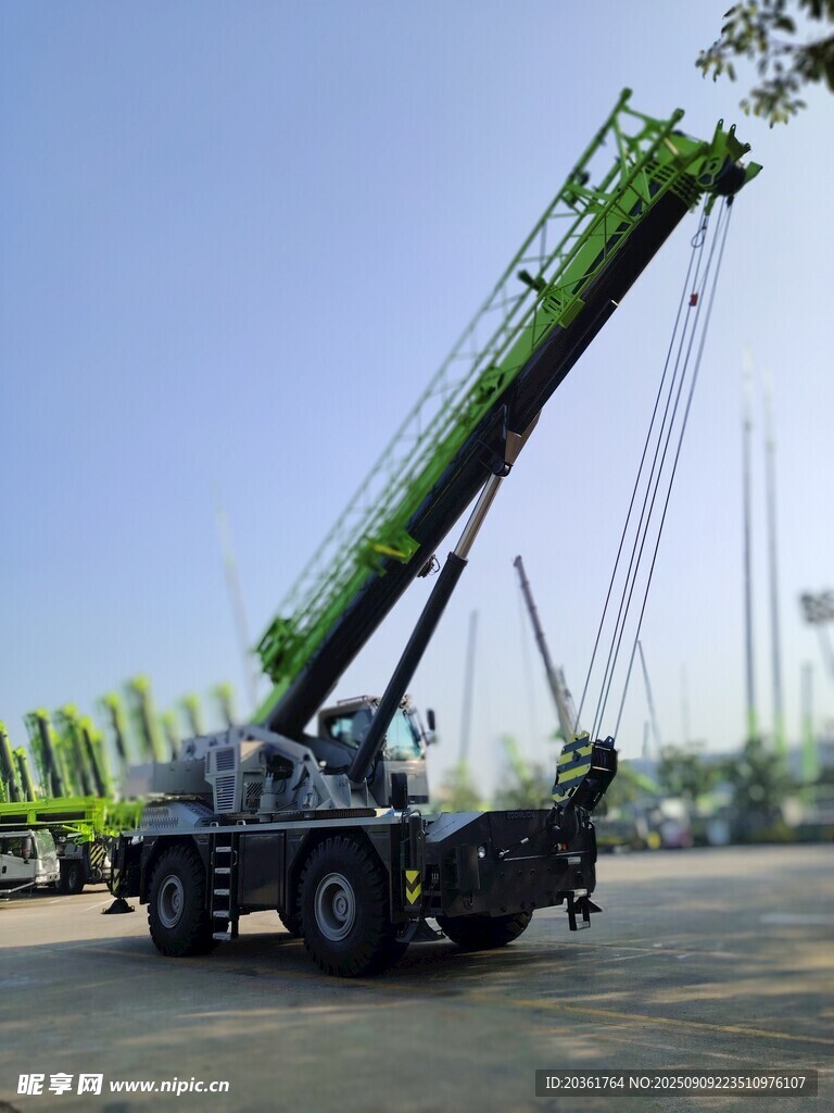 大型起重吊車戶外作業(yè)