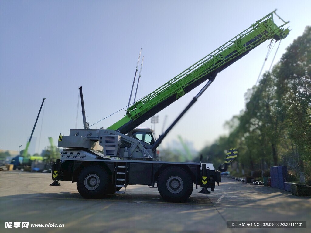 大型車載式綠色起重機(jī)