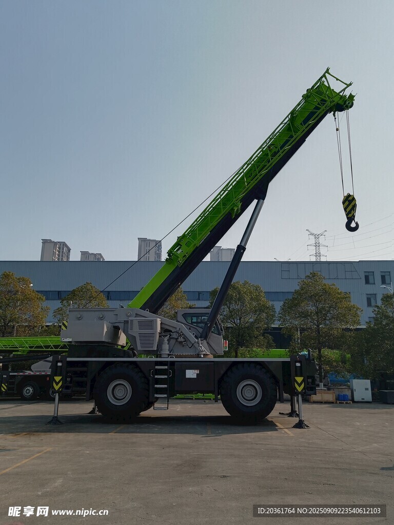 綠色汽車(chē)起重機(jī)停于場(chǎng)地