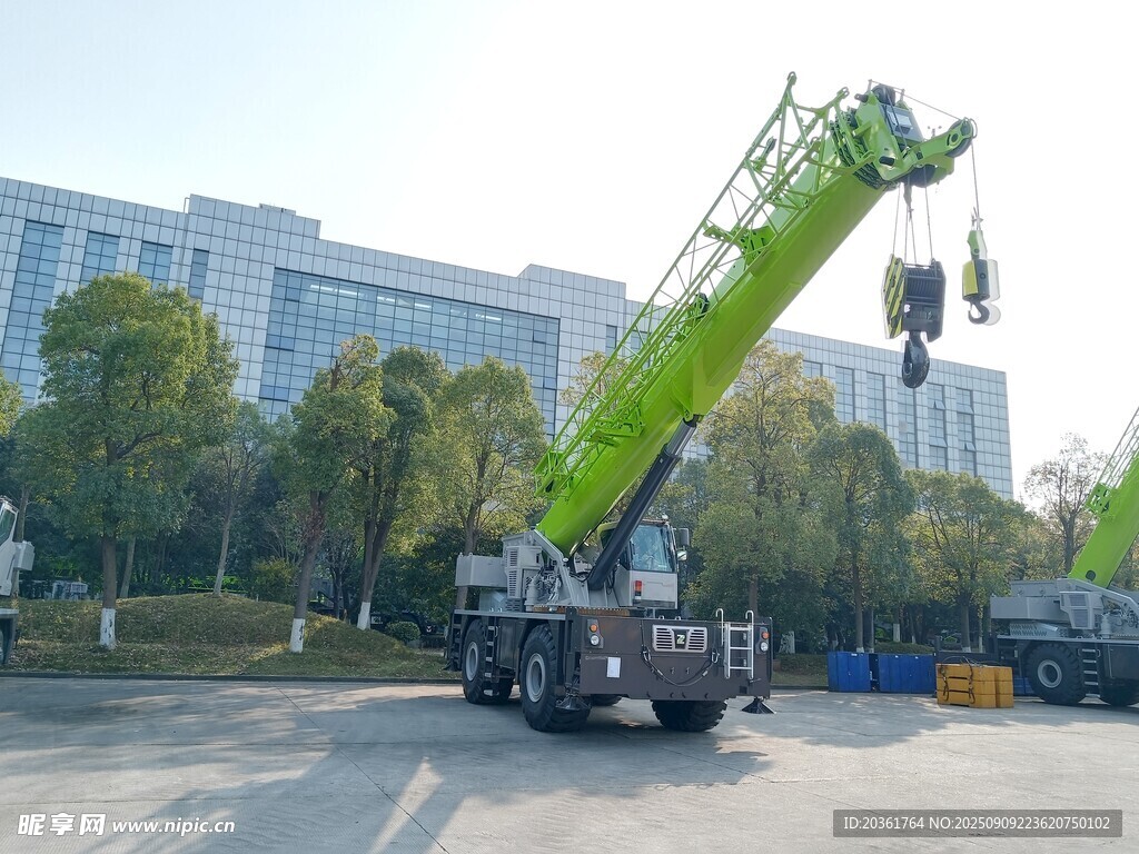 戶外大型綠色起重機