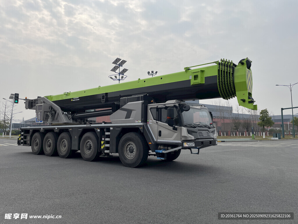 綠色大型起重機停于路面