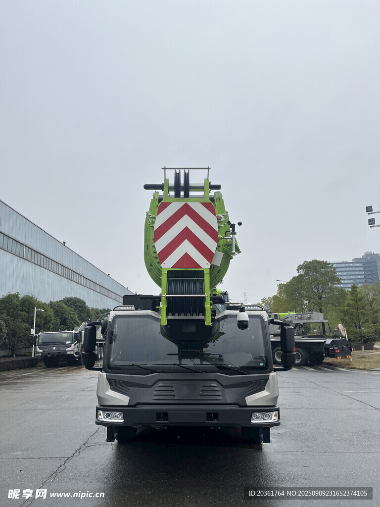 道路清障車停于戶外場景