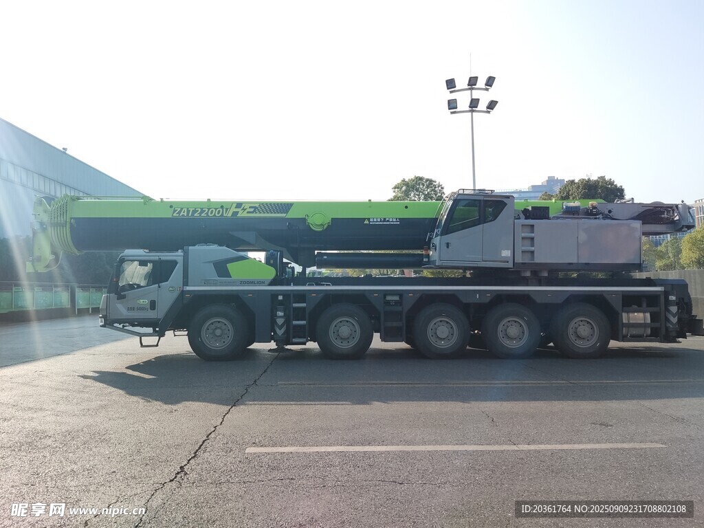大型綠色起重機停在場地