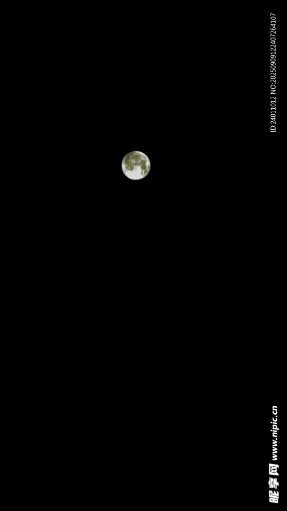 夜空中的孤月