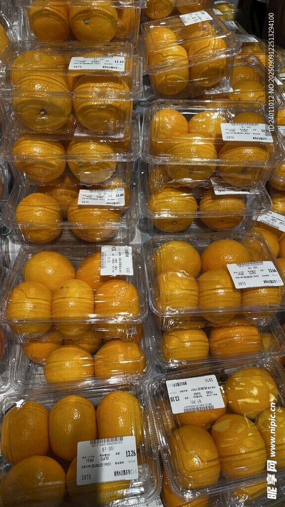 超市貨架上的新鮮橙子