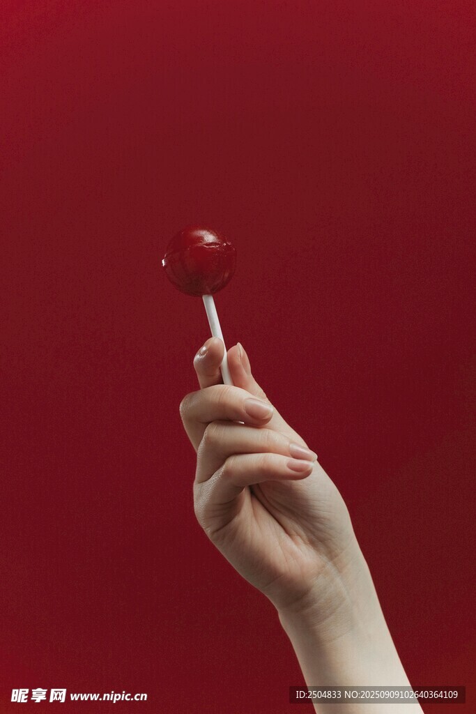 手舉紅色棒棒糖