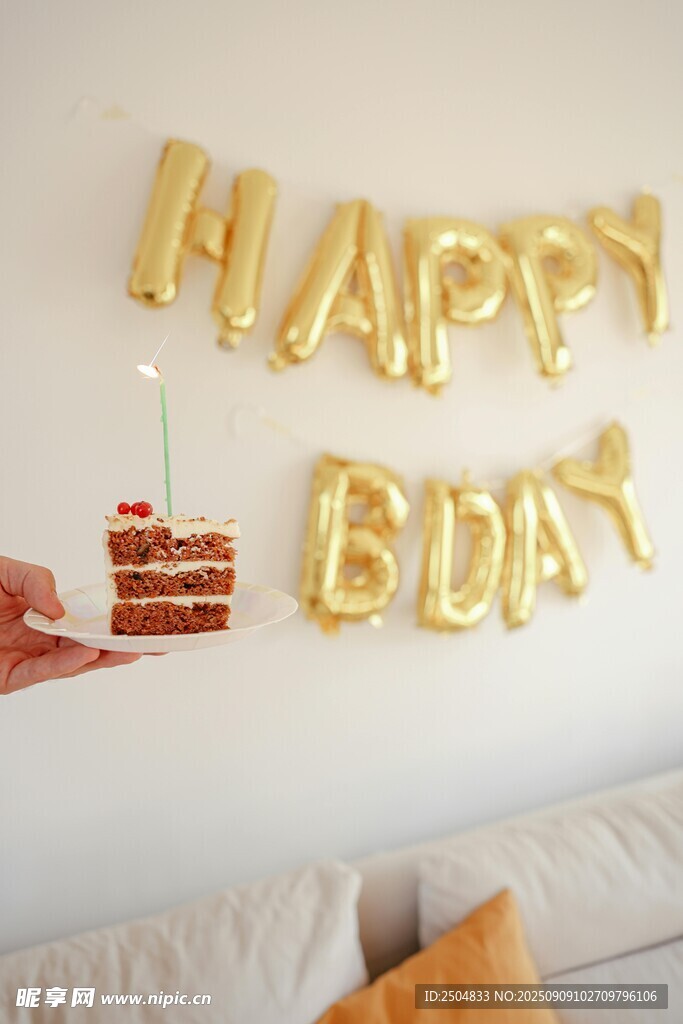 金色生日裝飾與美味蛋糕