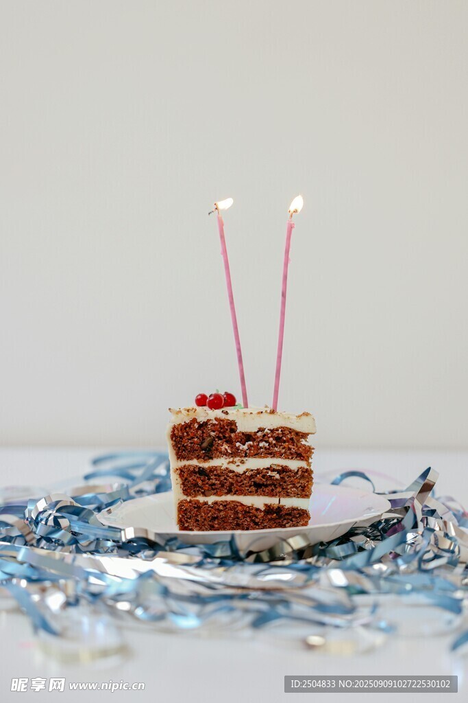 生日蛋糕配裝飾與彩屑