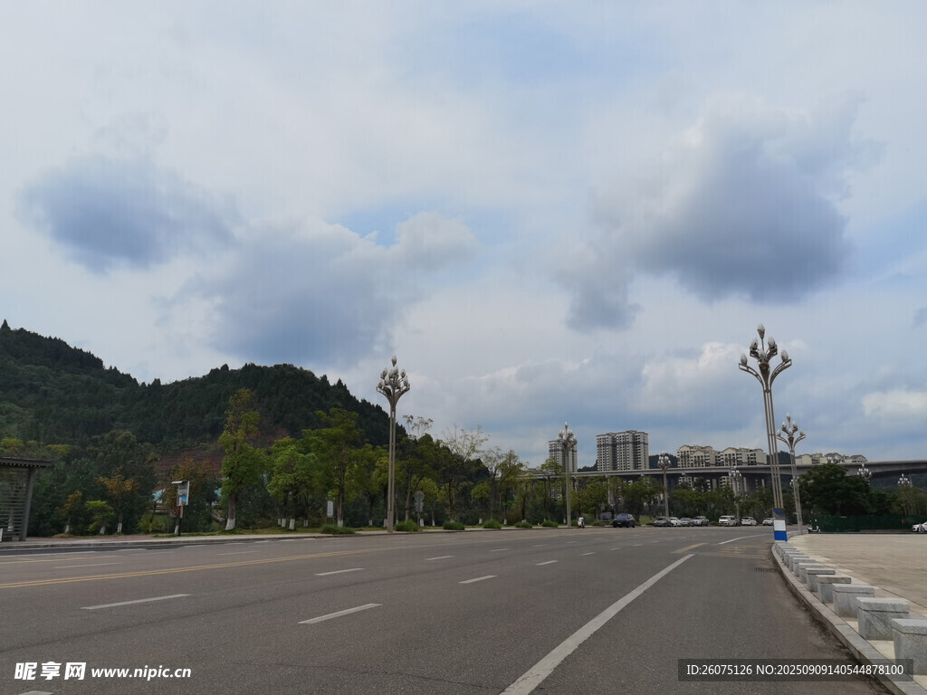 寬闊公路旁的青山與云天