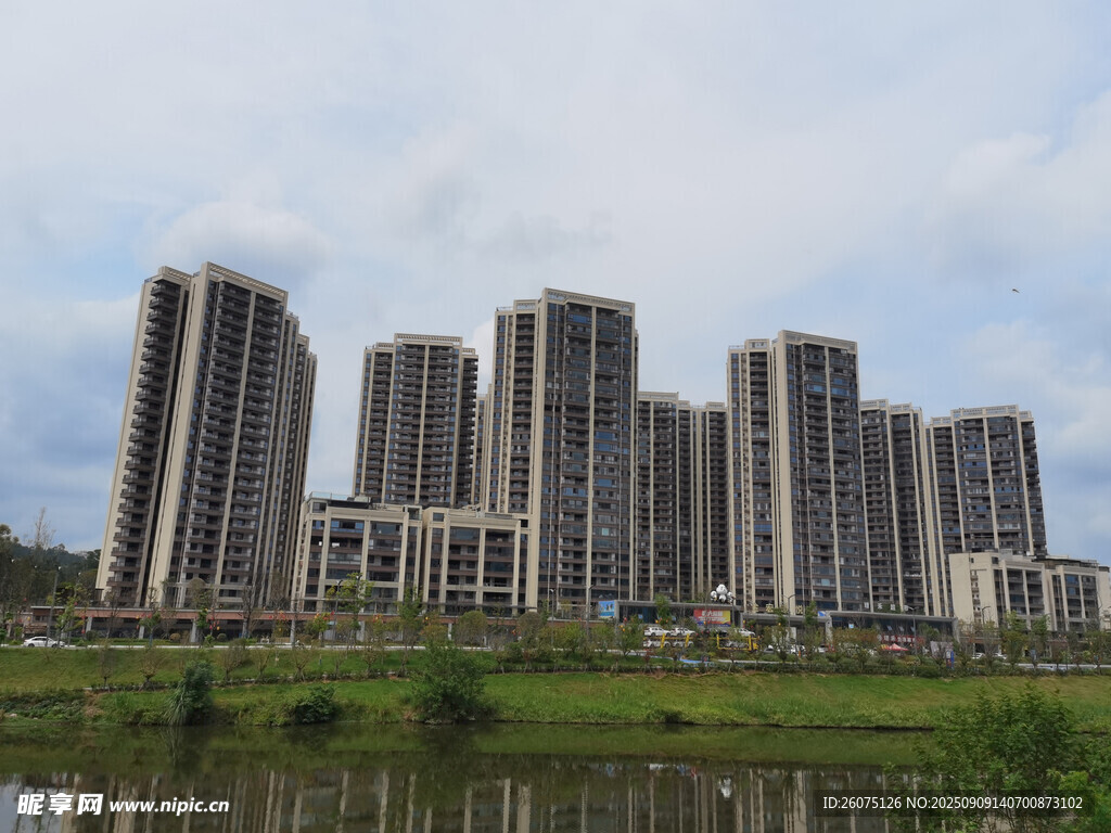 河畔林立的現(xiàn)代高層住宅