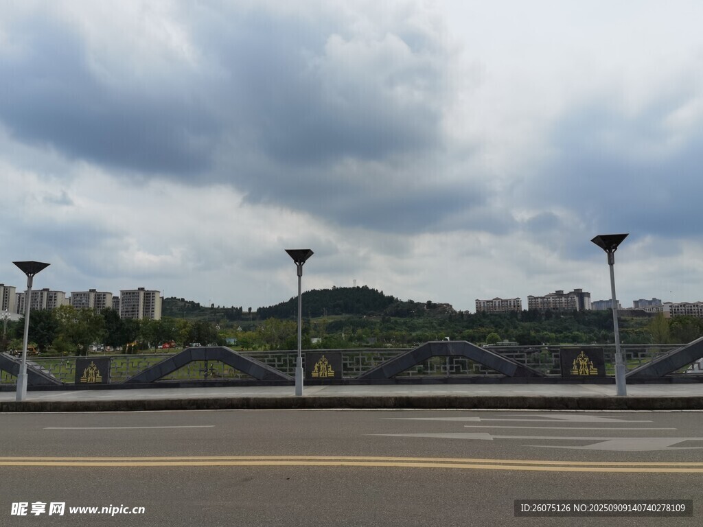 城市大橋上的路燈與遠山