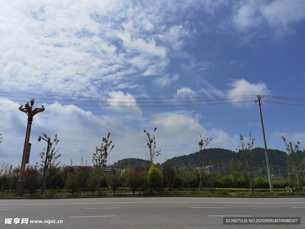 藍(lán)天白云下的開闊道路景觀