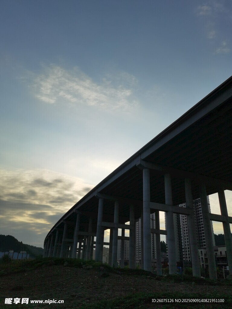 黃昏下的高架橋