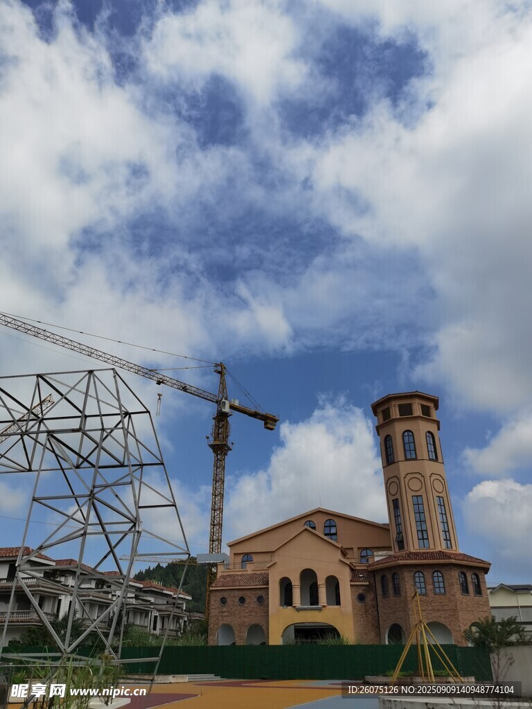電力設施旁的古老建筑