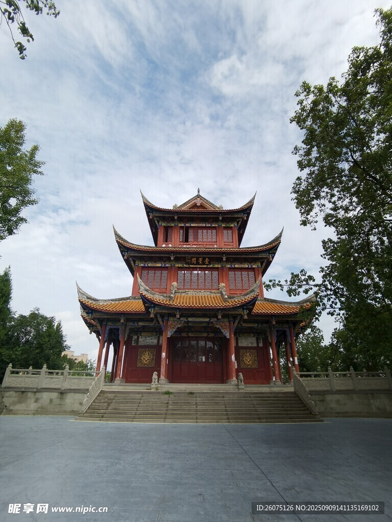 中式古建門樓典雅莊重