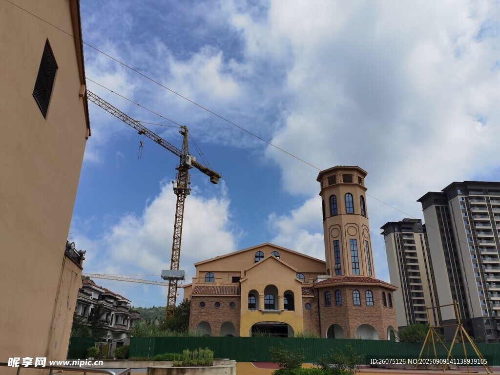 城市中施工旁的古老建筑