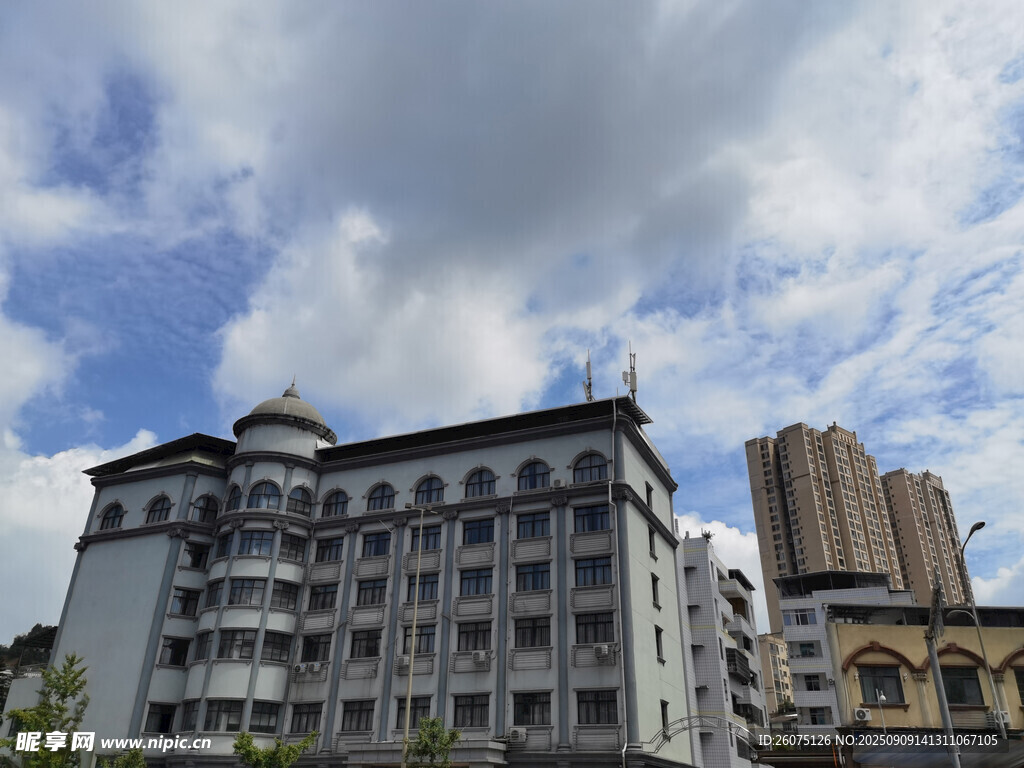 城市中宏偉的多層建筑