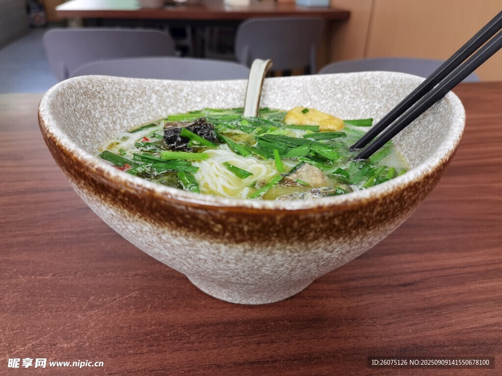一碗熱氣騰騰的烏雞米線