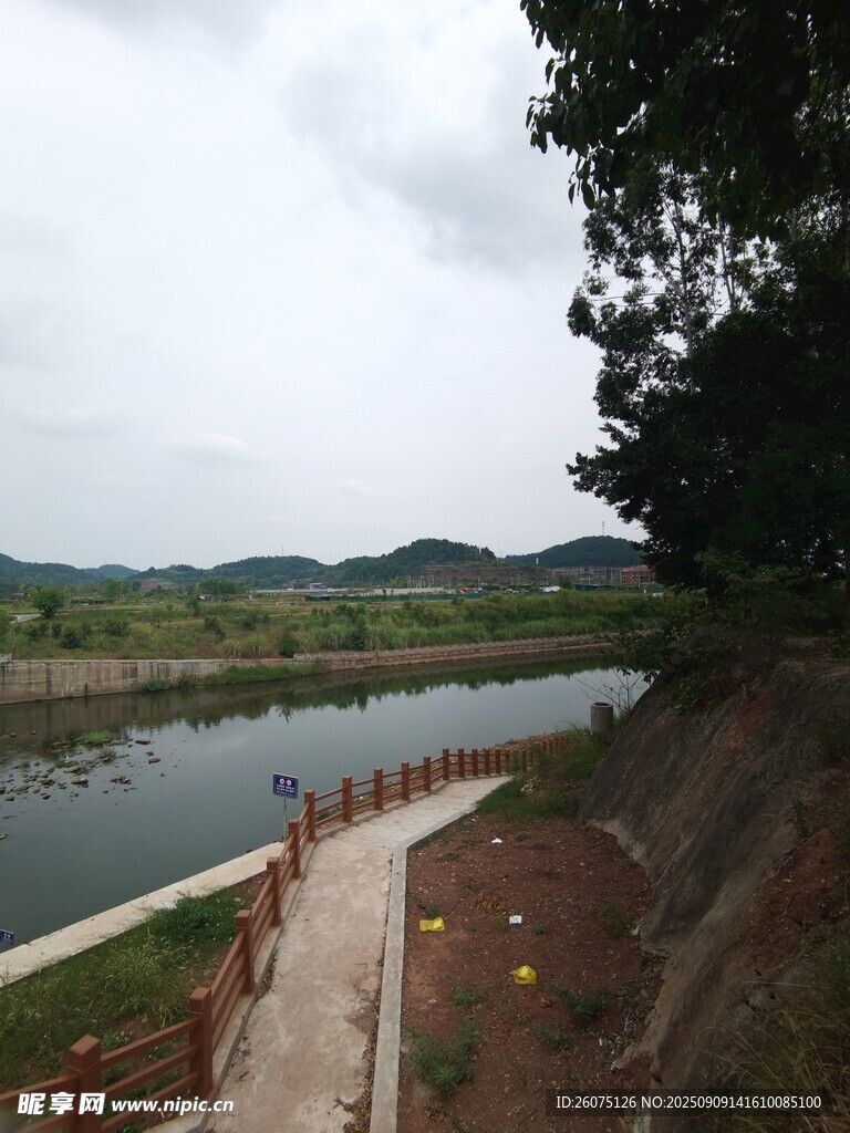 河畔小徑風(fēng)景