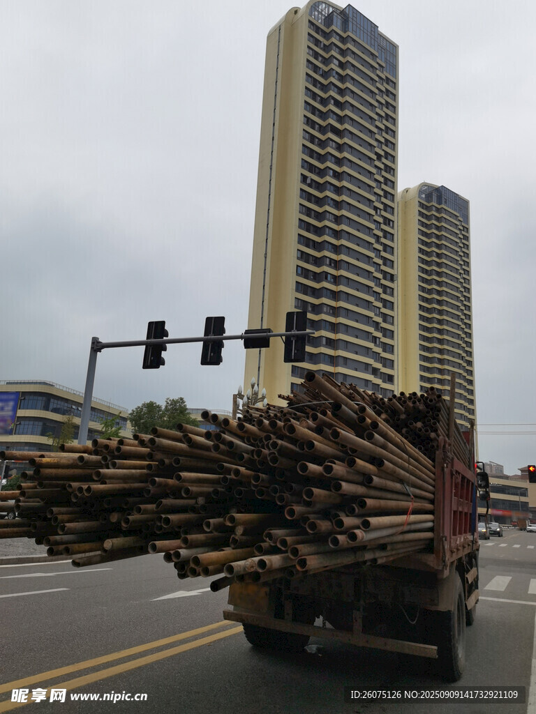 貨車滿載鐵管行駛在路上