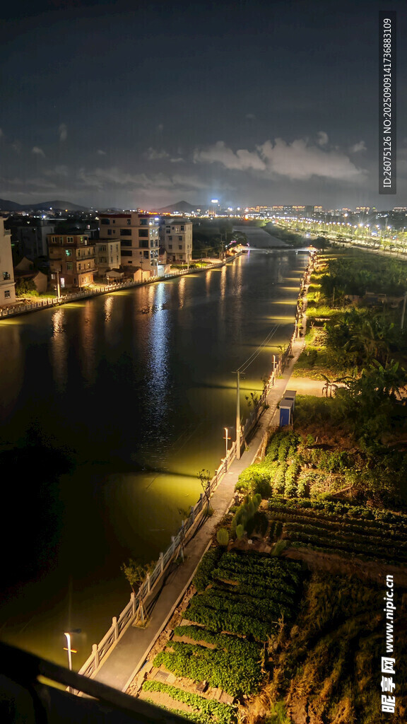 城市河畔璀璨夜景