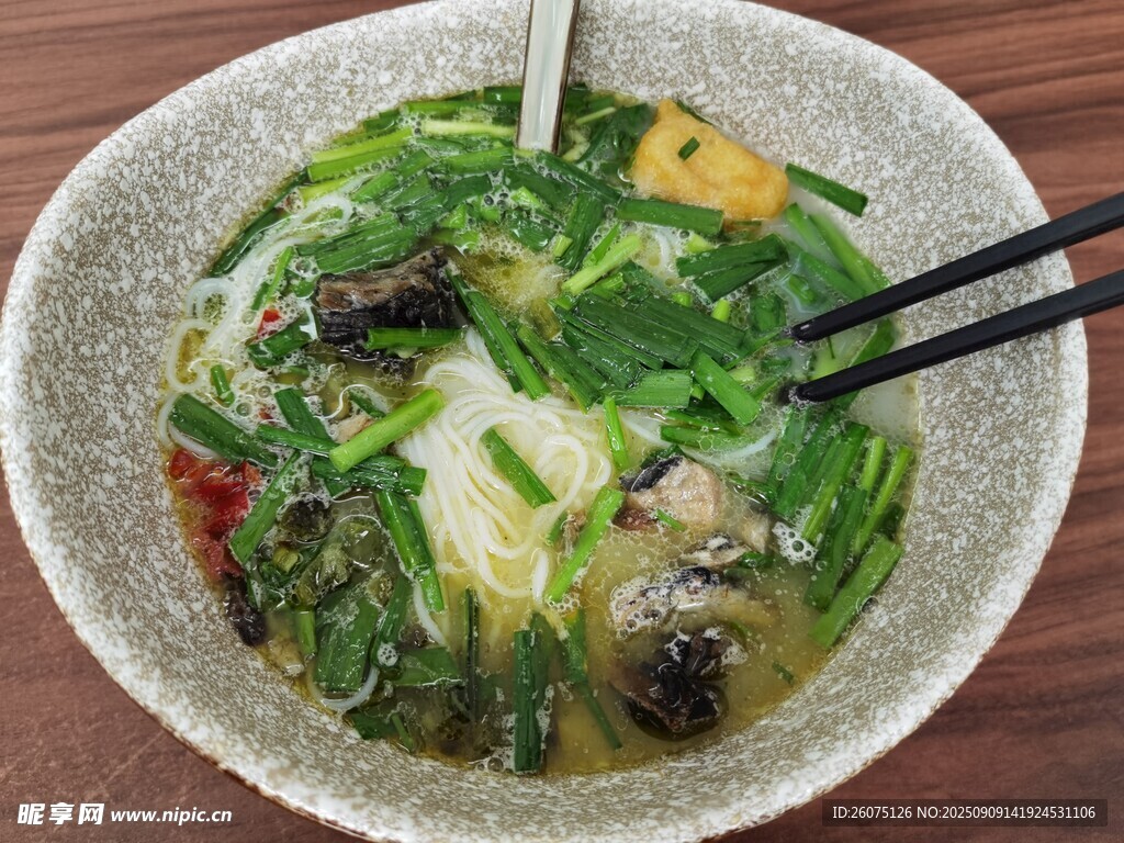 美味藤椒烏雞米線