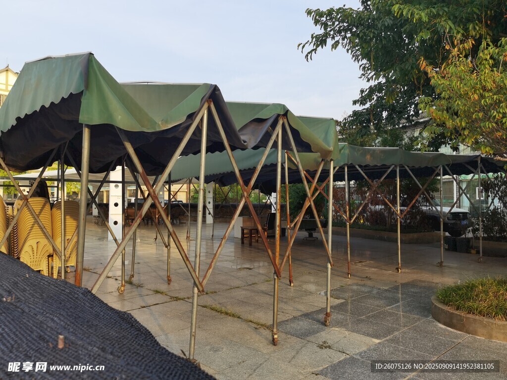 戶外搭建的綠色帳篷設(shè)施