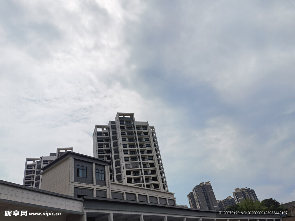 城市在建高樓與多云天空