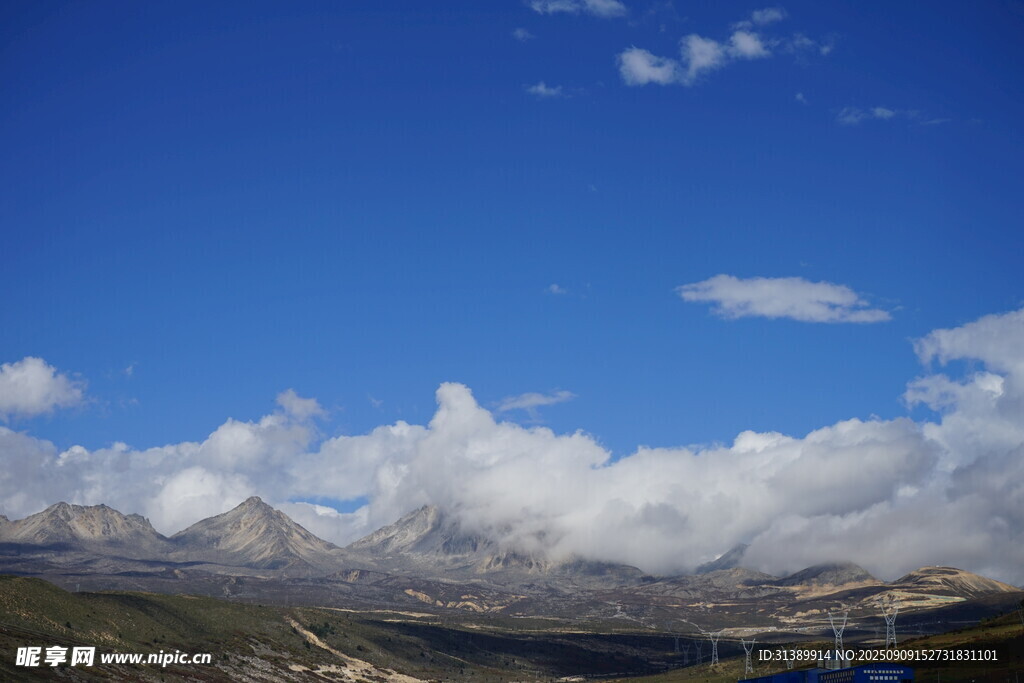 藍(lán)天白云下的壯麗山脈