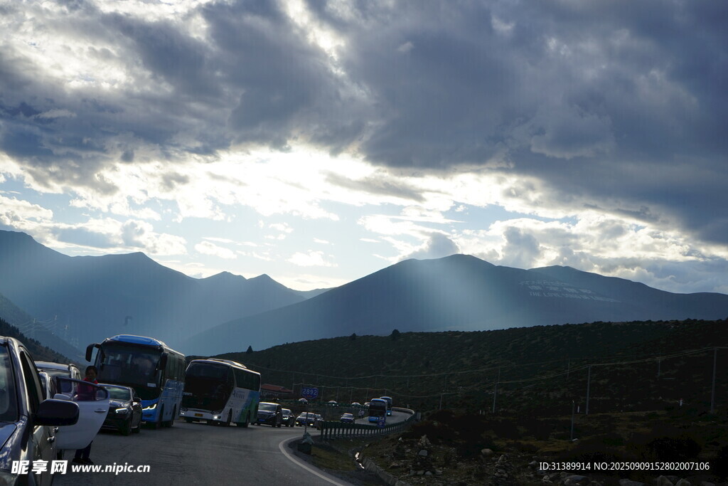 山間公路上的車輛與風景