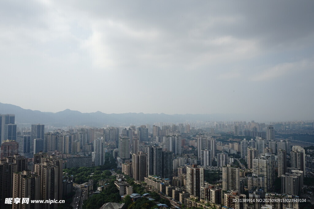 俯瞰都市高樓與遠山景色