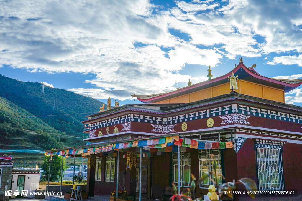 藏式建筑 藍(lán)天白云下的風(fēng)景