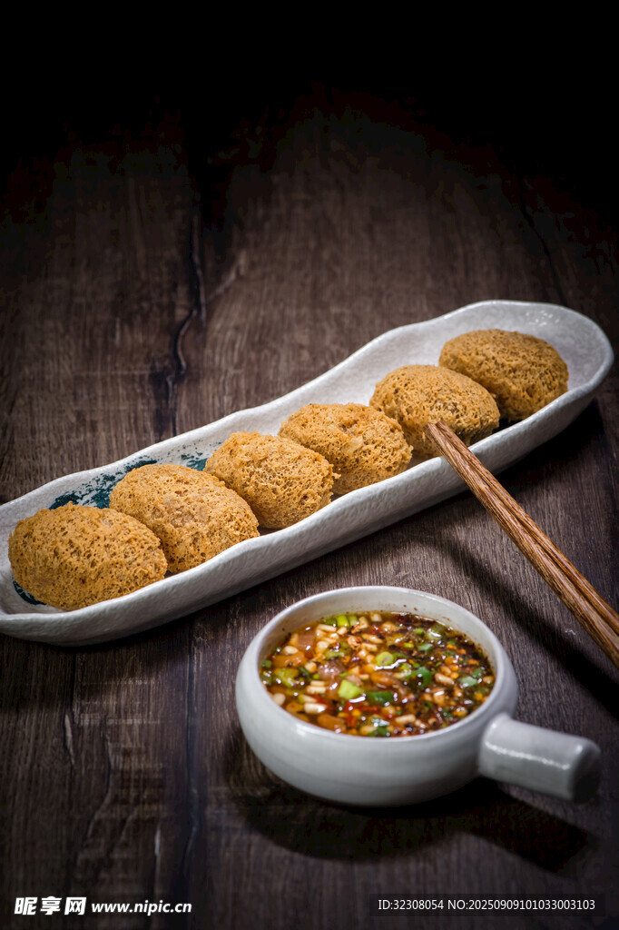 香酥炸物配蘸料 
