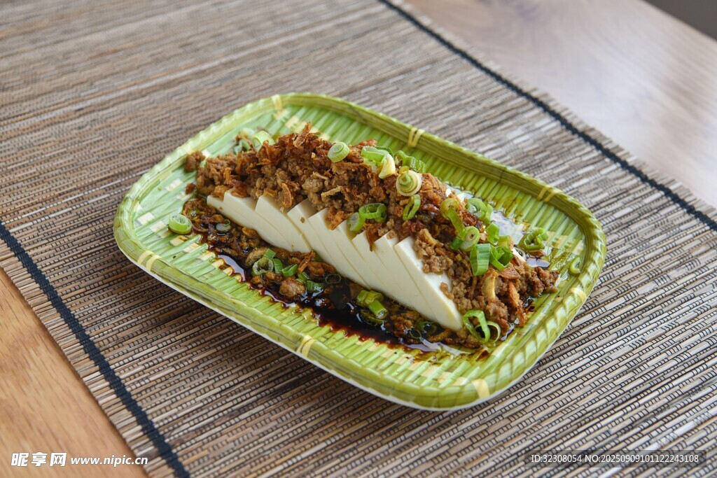 綠色盤中美味豆腐料理