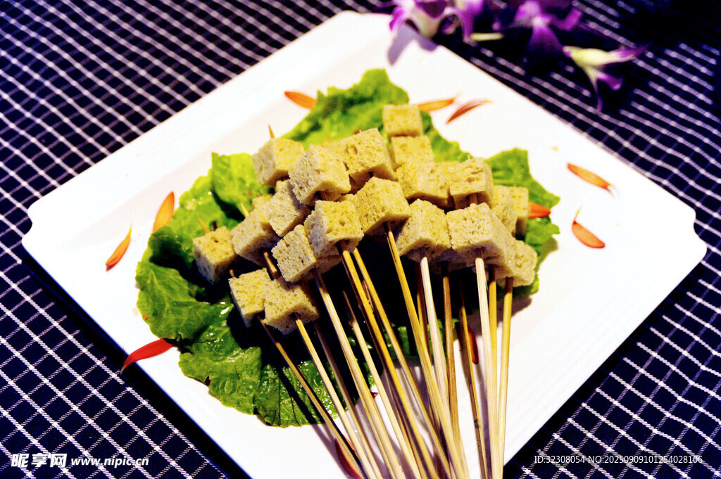 美味烤串?dāng)[于盤中