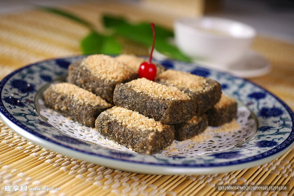 傳統(tǒng)美味糕點(diǎn)擺于藍(lán)白盤