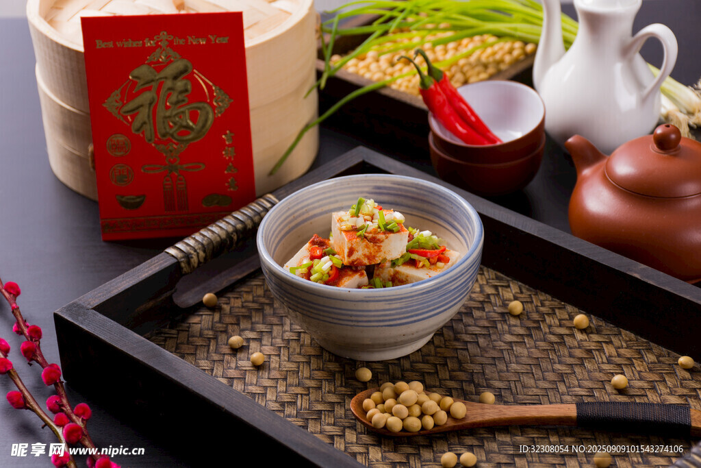 中式美味菜肴與傳統(tǒng)餐具