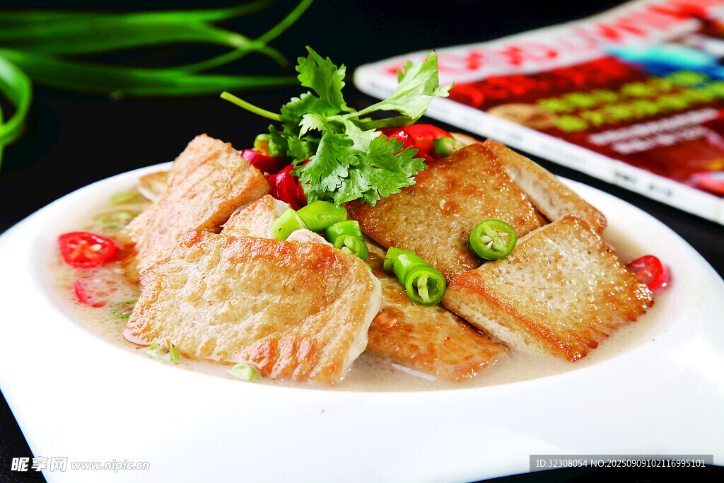 香煎豆腐配翠綠蔥花