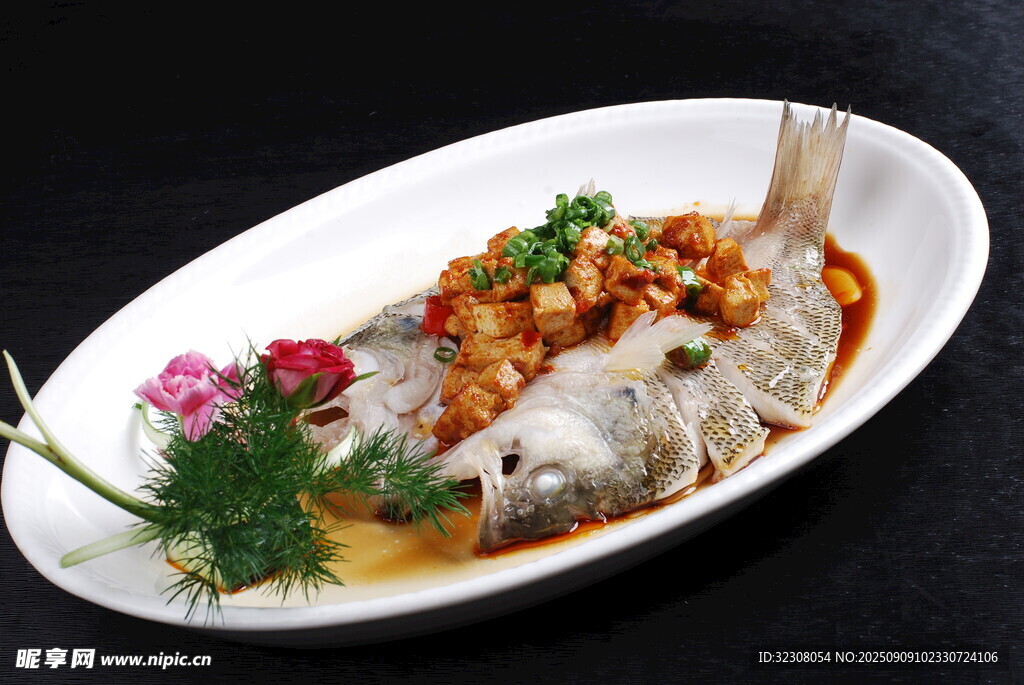 清蒸鱸魚(yú)配美味澆頭