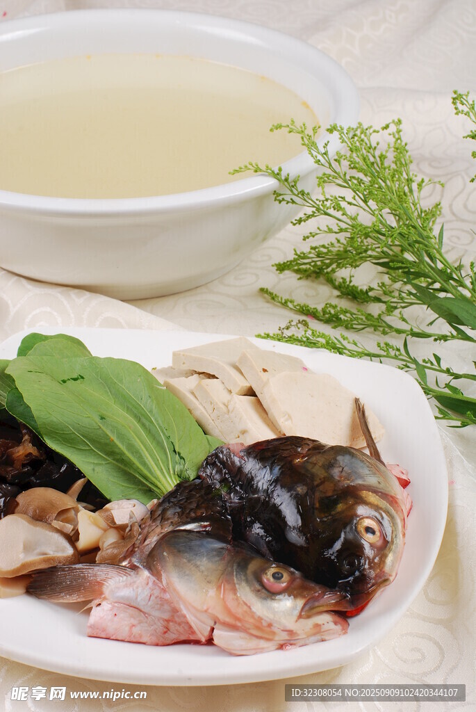 鮮魚食材配湯與香草
