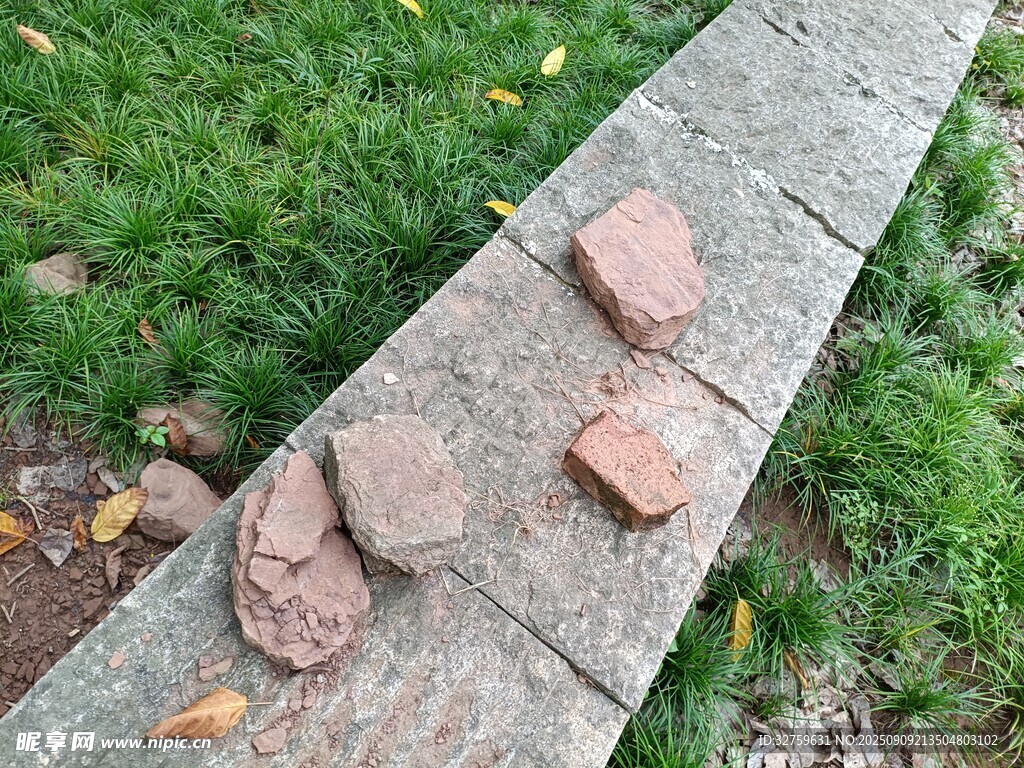 路邊散落的幾塊石頭