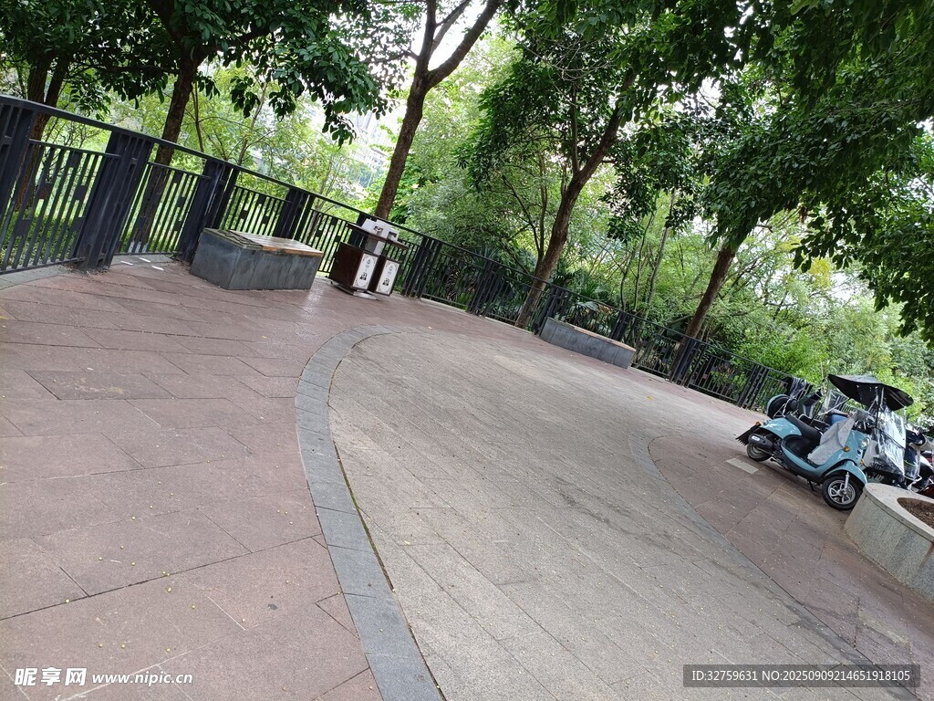 公園休閑小道與停放車輛