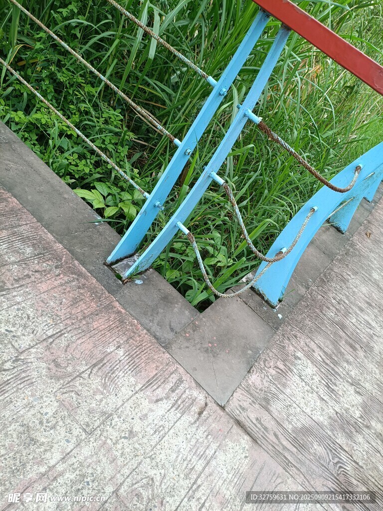 藍(lán)色農(nóng)具置于灰白地面