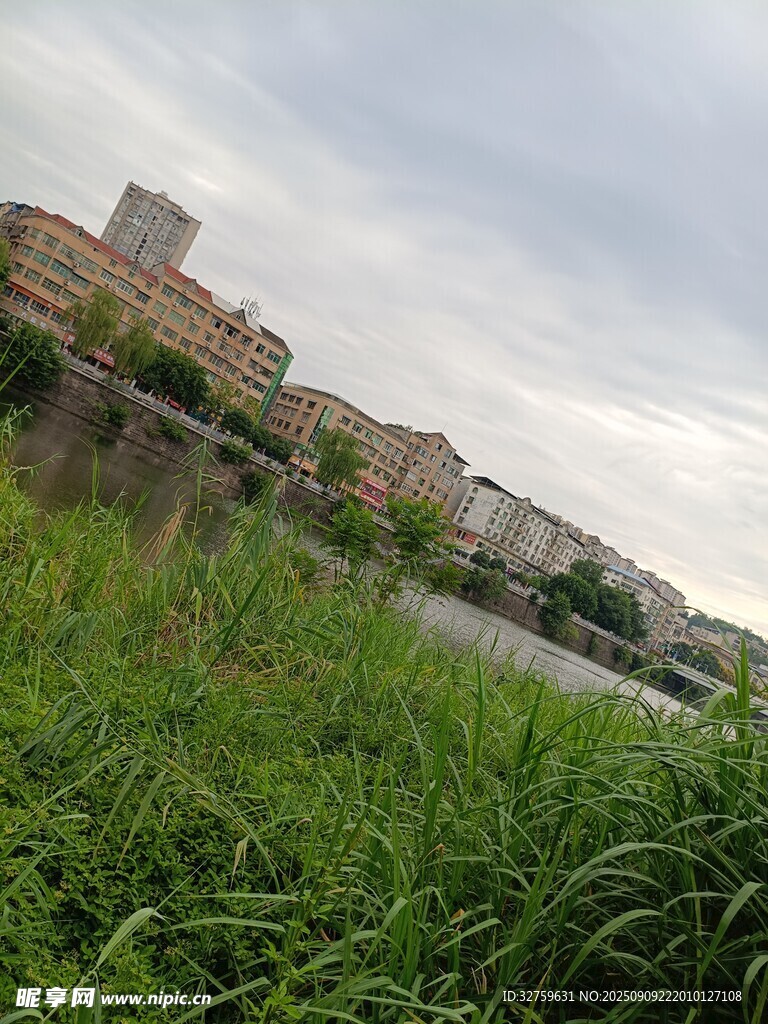 城郊河畔綠植與遠(yuǎn)處建筑
