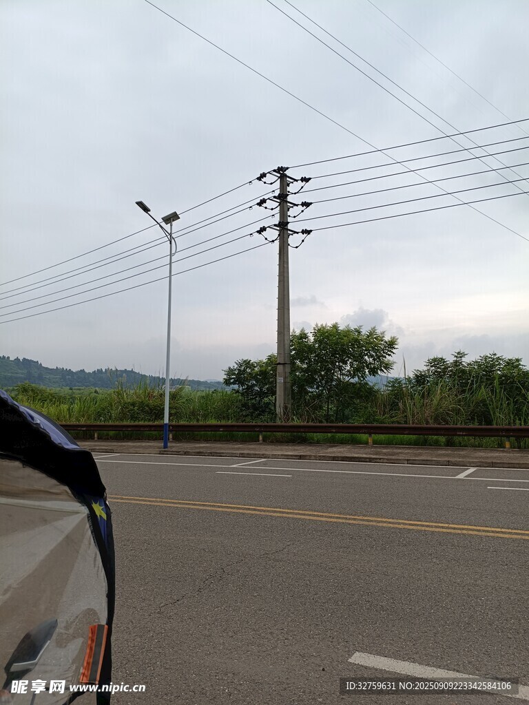 車窗外的公路與電線風景