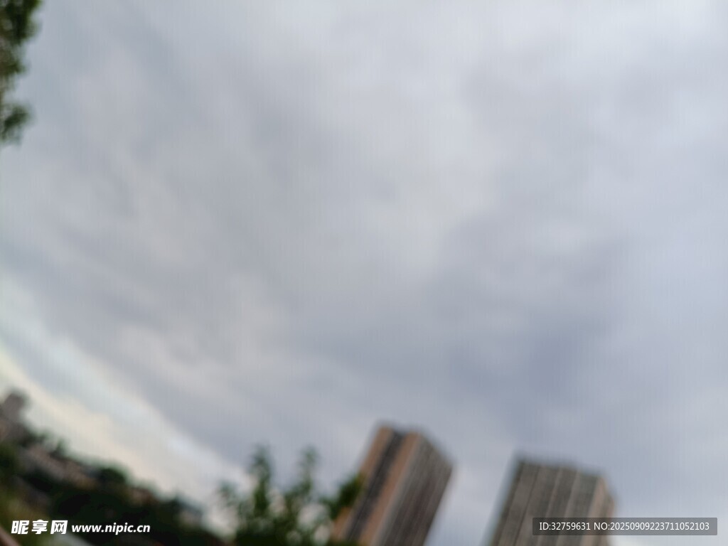 城市天際線與多云天空