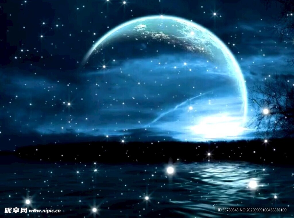 夢幻夜空下的彎月與波光